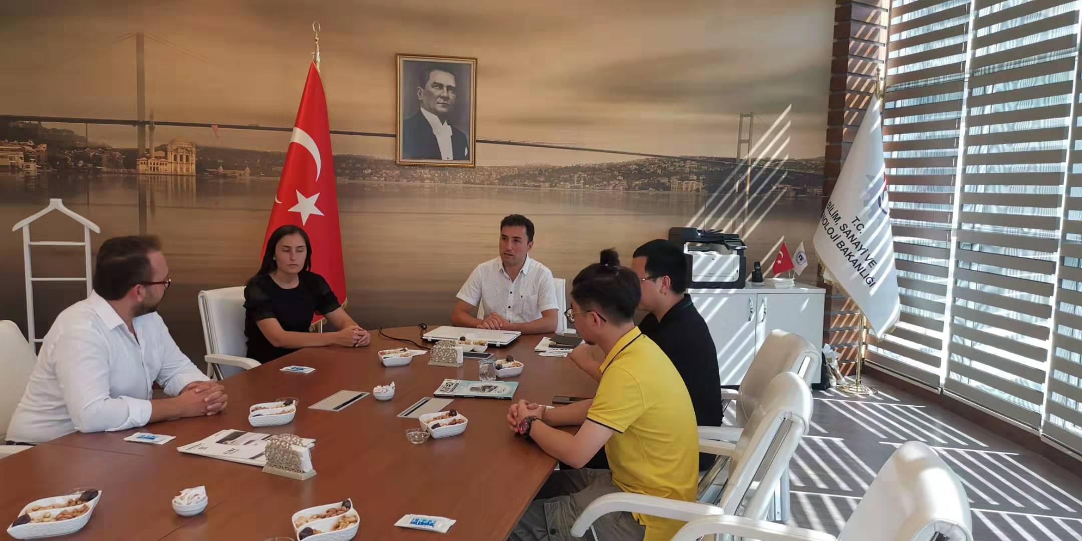 和土耳其客戶交談